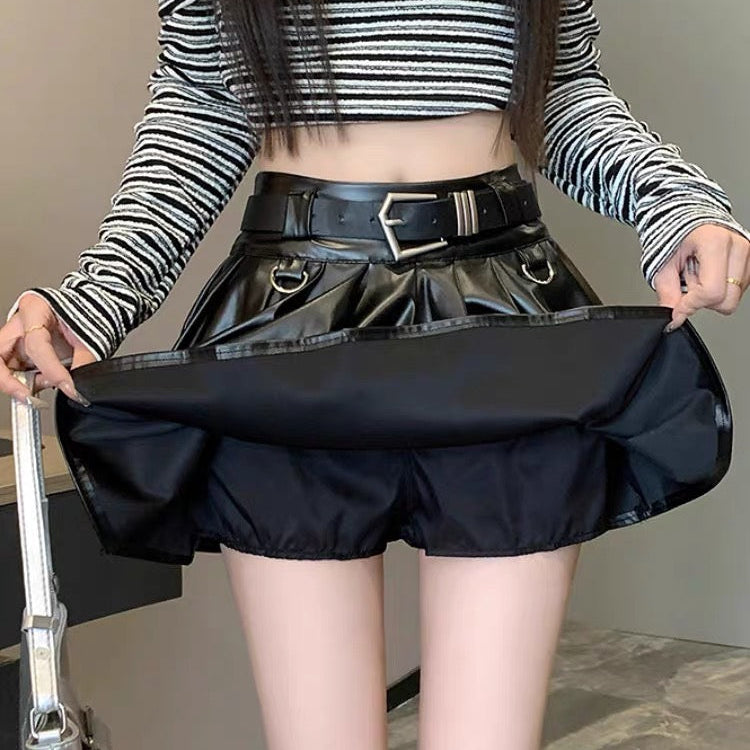 Sexy low waisted black mini skirt detail