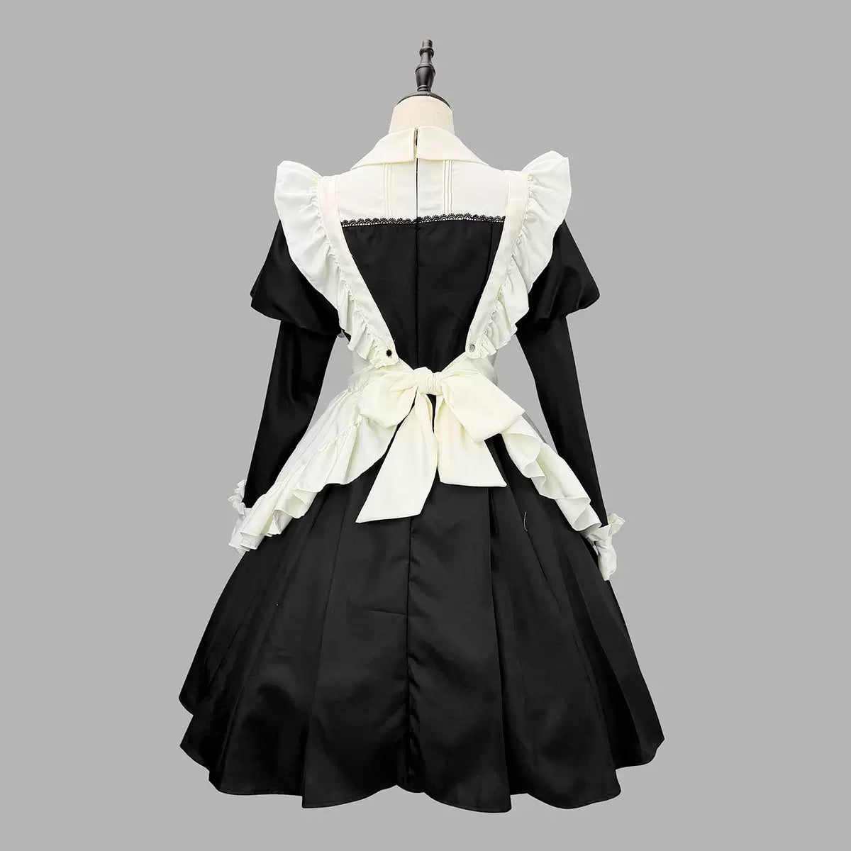 Black and white dress on a mannequin against a gray background