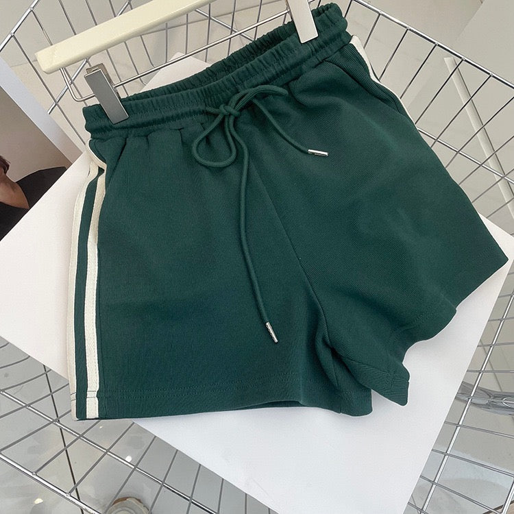 Green elastic waist sport short