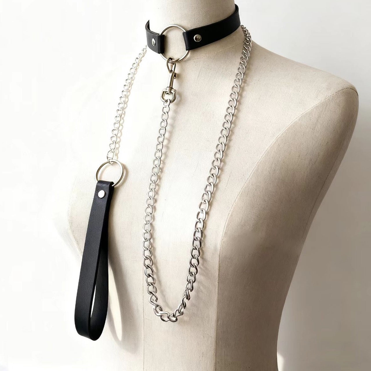 Black leather o ring collar with chain set
