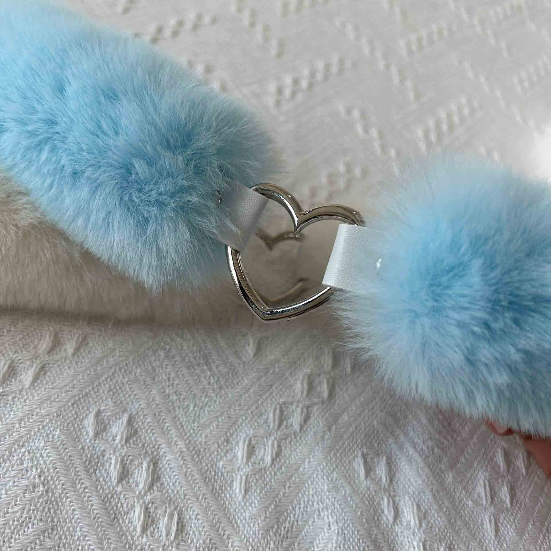 Sexy fur heart choker detail